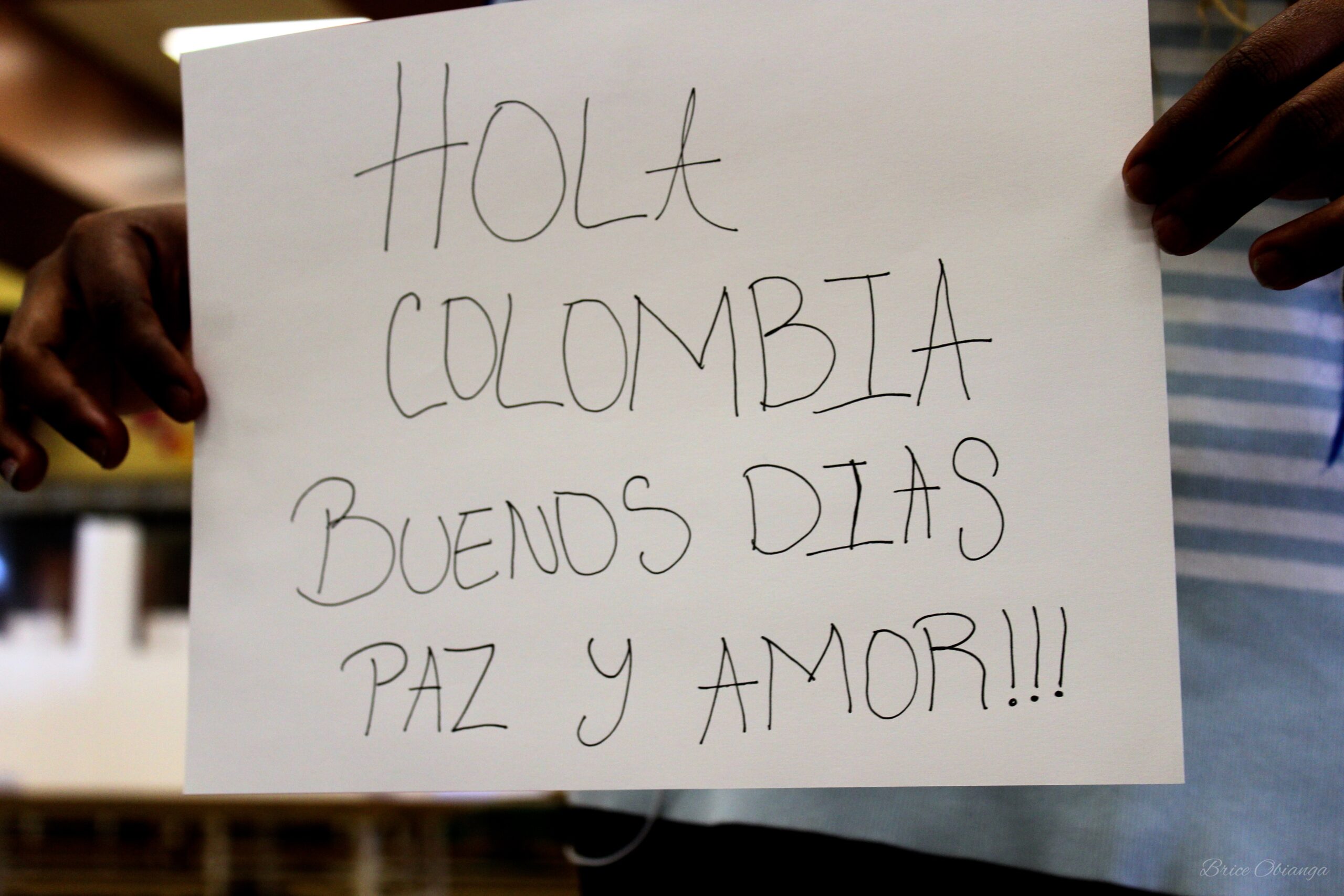 « Bonjour la Colombie paix et amour à tous » - mot rédigé en espagnol